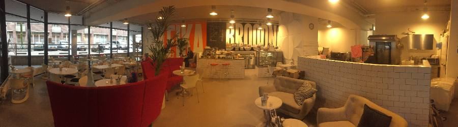 Interieur van Broodnodig Paardenveld met bank en toonbank